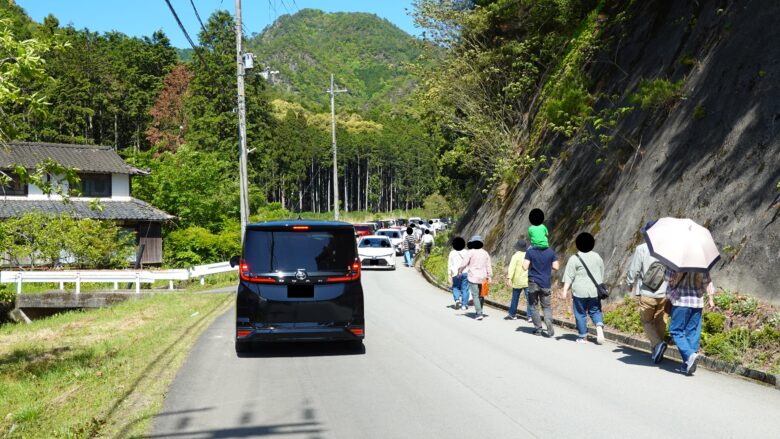 白毫寺の近くでは、車や人の通りが多い