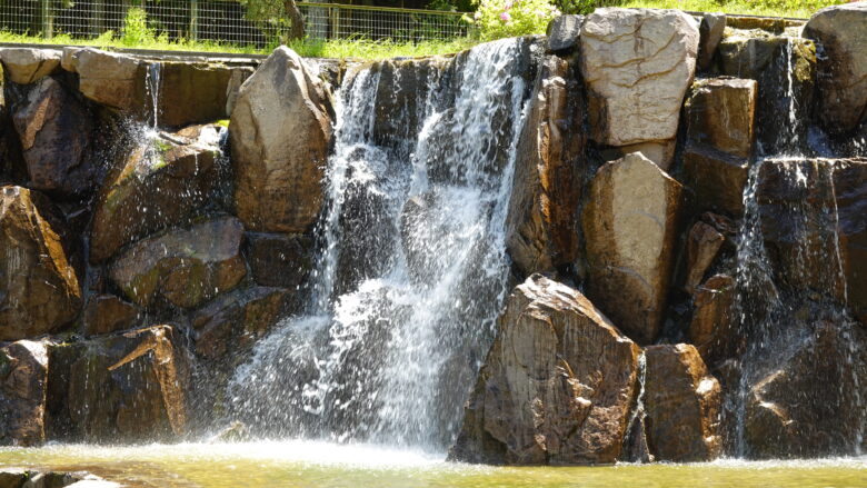 滝の水しぶきの凄い