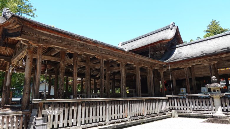 土佐神社の拝殿の外観