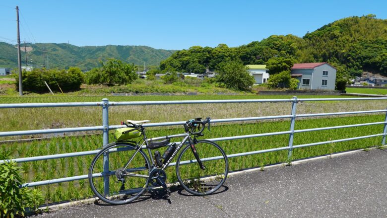 のどかな風景の中を自転車で走る