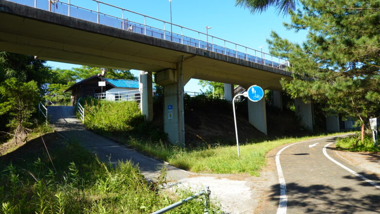 自転車道から西分駅へ向かう道が分岐している