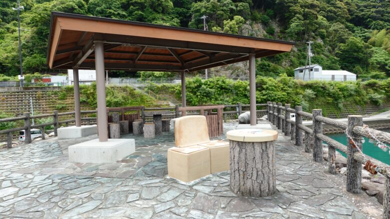 河野公園にある東屋とベンチ