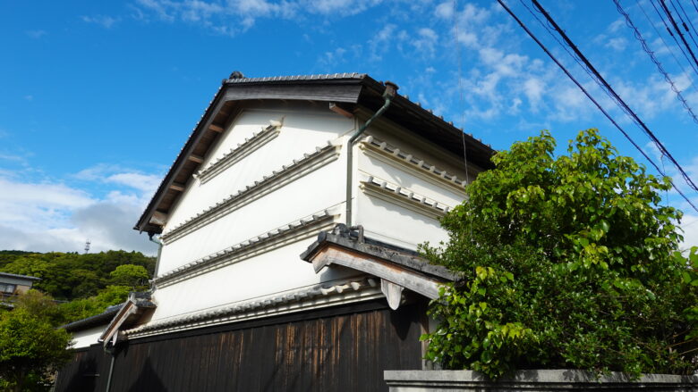 土佐漆喰や水切り瓦が目を引く家屋