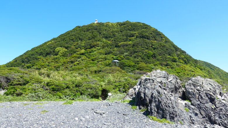 灌頂ヶ浜から室戸岬展望台と灯台が見える