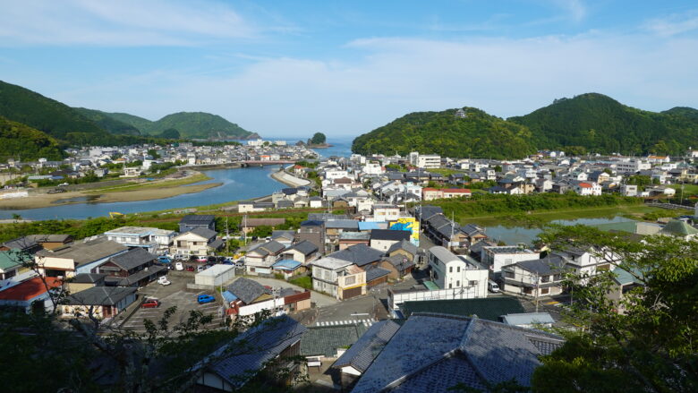 薬王寺から日和佐の町並みを楽しむ