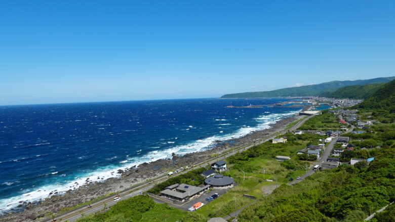 眼下に太平洋と室戸市街が広がる