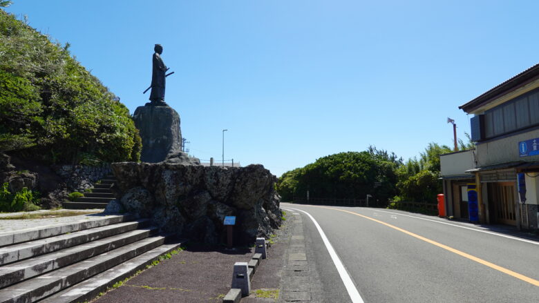 室戸岬の先端付近に立つ中岡慎太郎の銅像