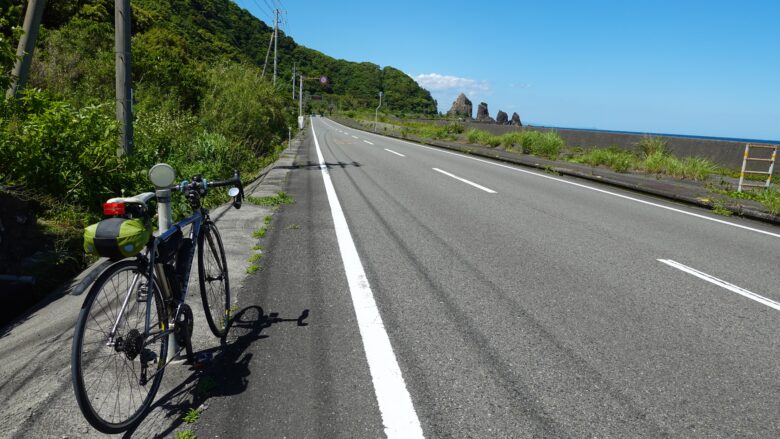 遠くに大きな岩が見えてくる