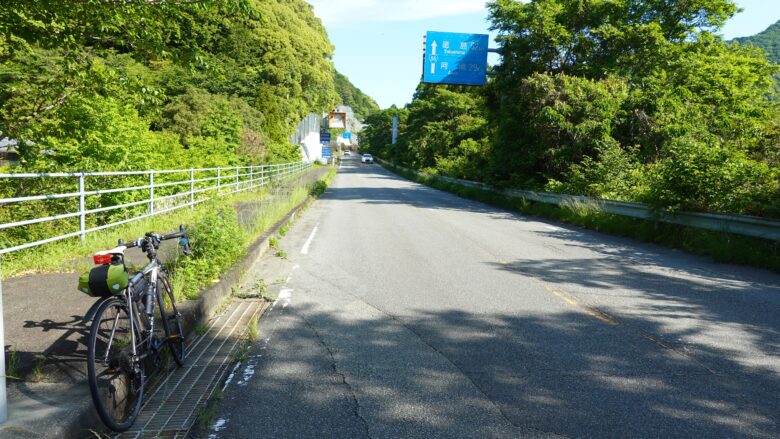 坂道を駆け上る自転車