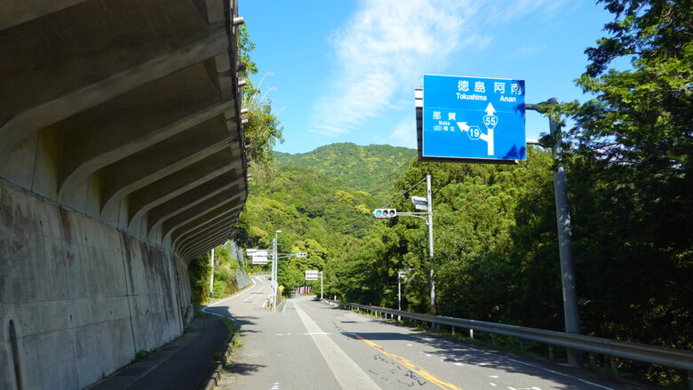 県道19号の分かれ道