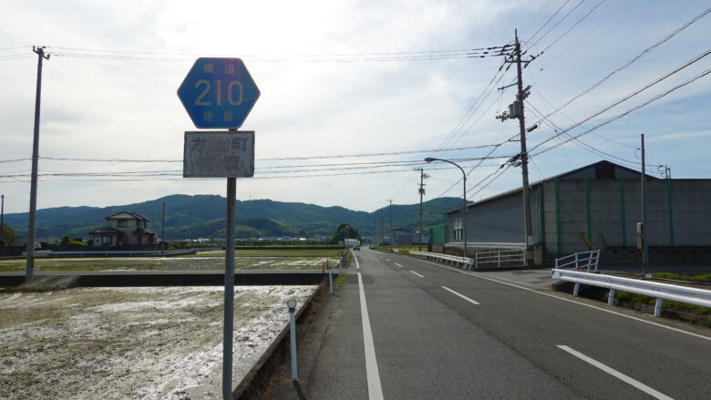 遠くに弁天山が見えてきた