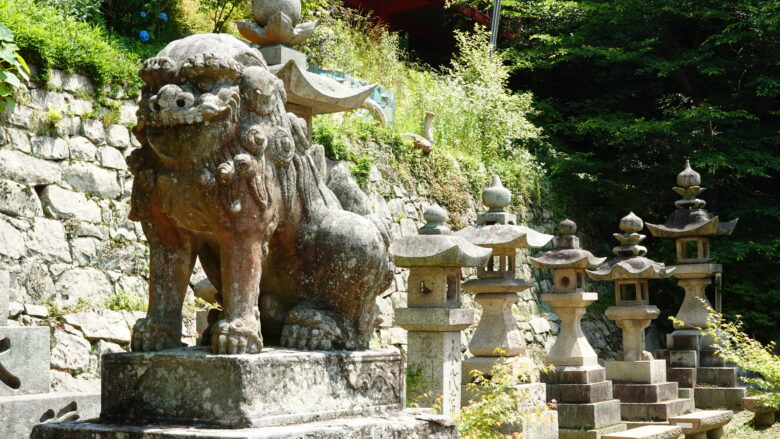 由加神社本宮の狛犬と石灯籠