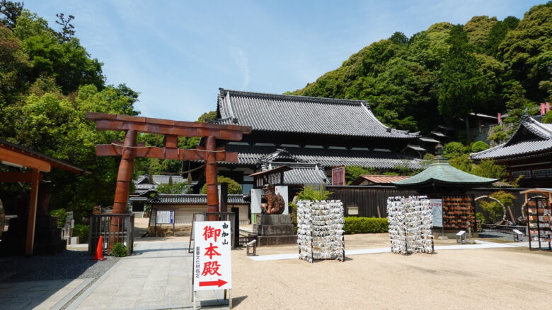 由加神社本宮の境内の様子