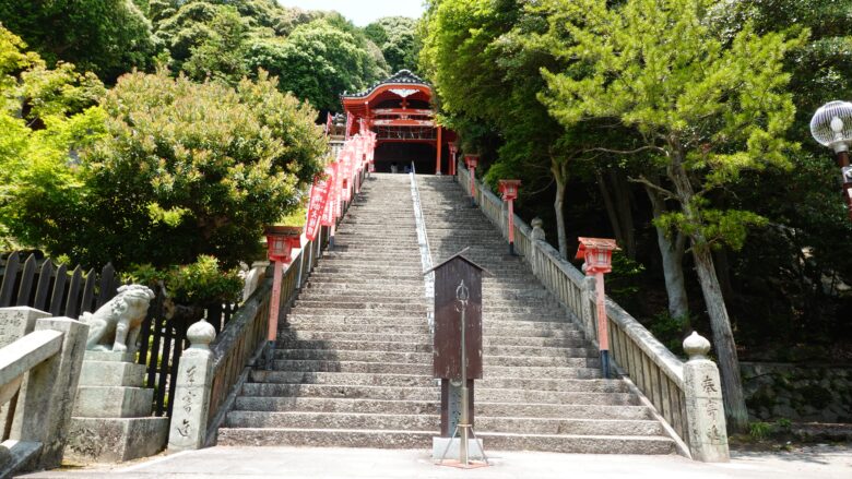 奥の院へ向かう階段