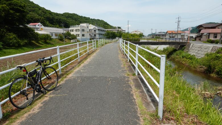 川沿いの道を進む