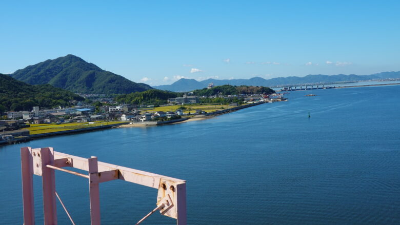 遠くには児島湾の水門が並んでいる