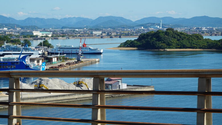 新岡山港に停泊中のフェリーが見える