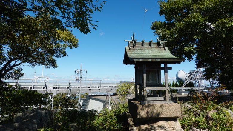 祭祀遺跡に祠がある