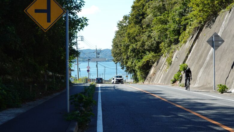 峠を下った先に海が見える