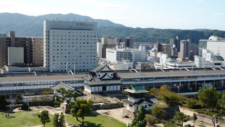 福山駅の新幹線のホームが近くに見える