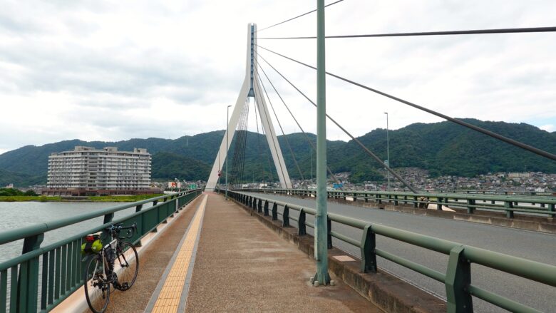 芦田川大橋を渡る