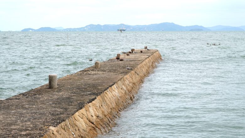 ドンヨリとした天気に今一つ映えない瀬戸内海