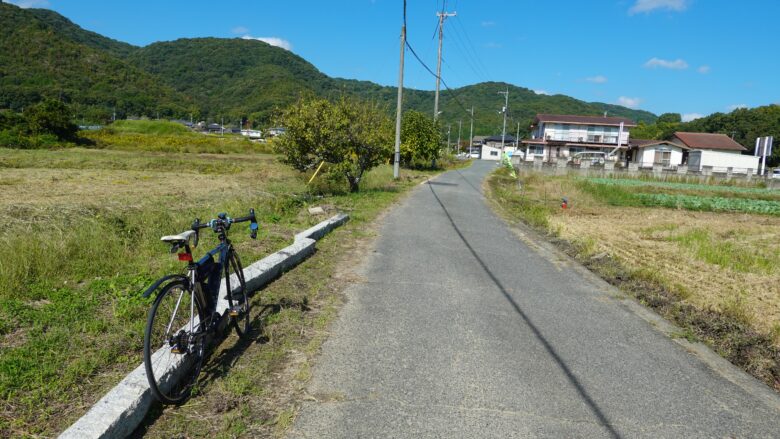 のどかな田舎道を自転車で走る