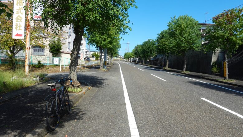 自転車で坂道を駆け上がる