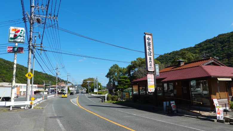 右手側にあるお店が「中華そば専門店 仙助」