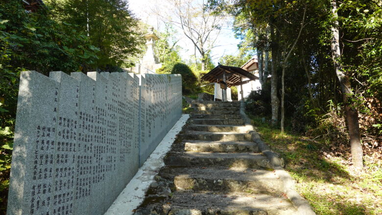 石上布都魂神社の表参道を歩く