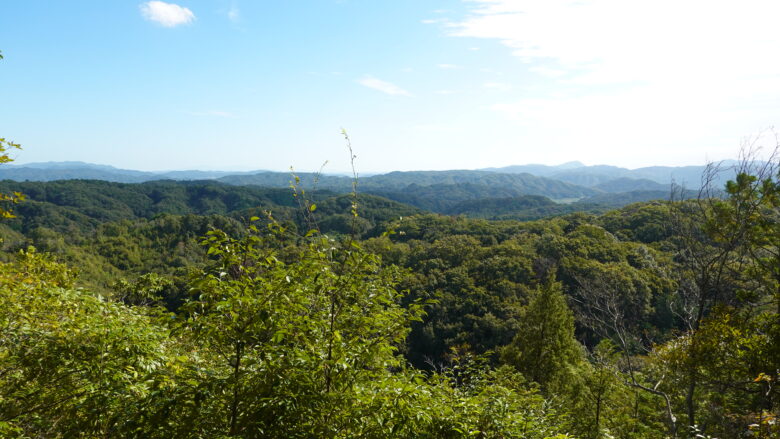 山の景色を眺める