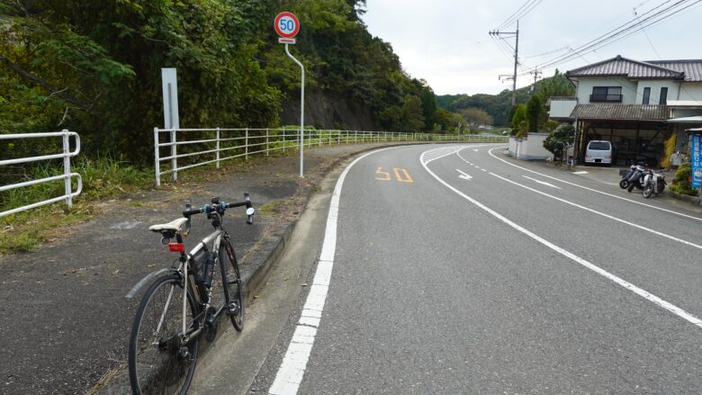 曇り空の中自転車で走る