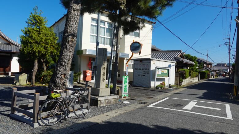 肩かえの松と愛車を撮影