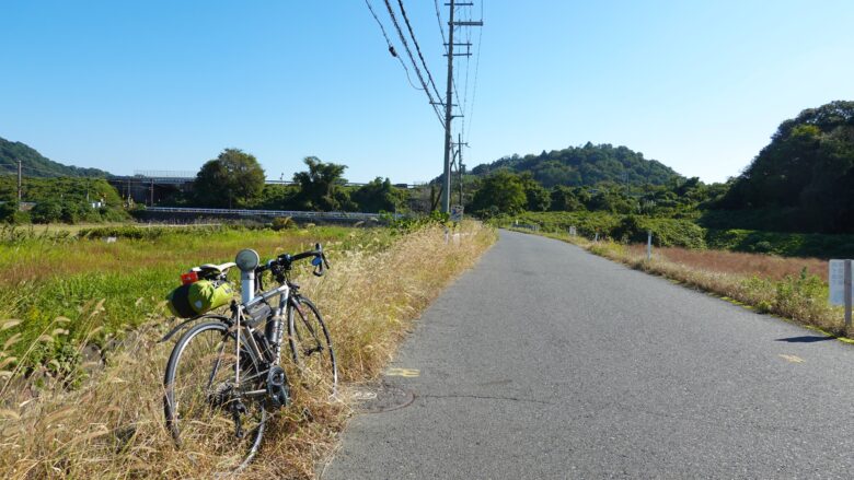 ロードバイクでのどかな風景の中を疾走する