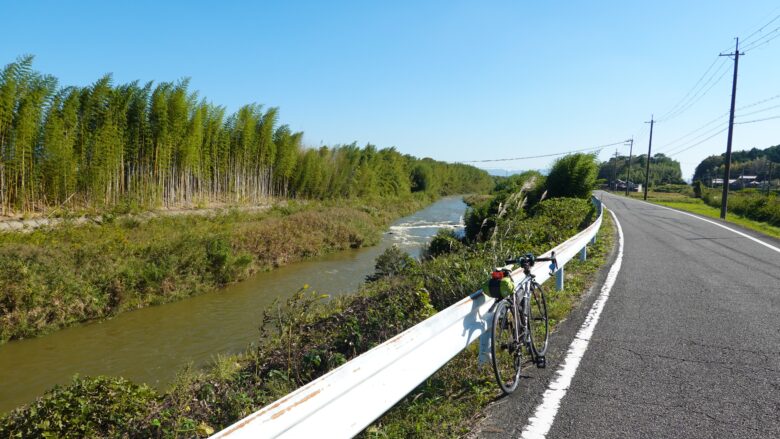 杣川沿いの道を自転車で疾走