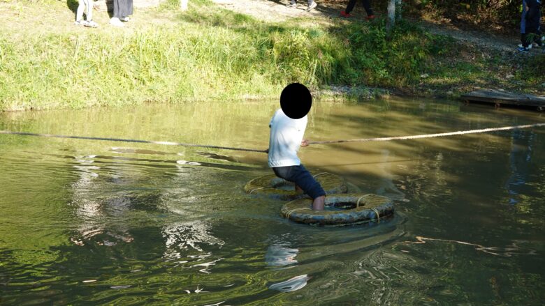 水蜘蛛体験を頑張る子供