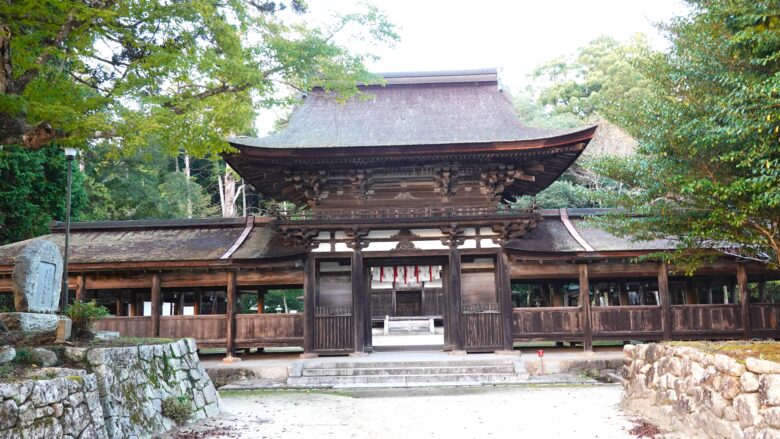 油日神社の楼門と回廊