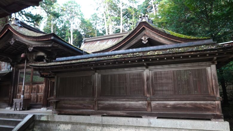 油日神社の本殿周辺