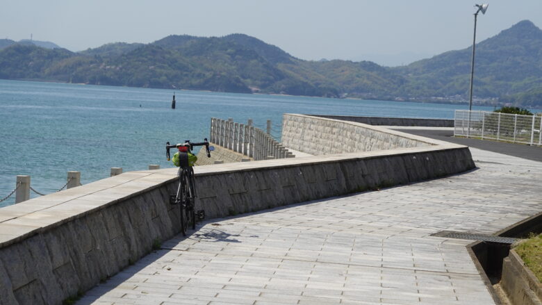 ロードバイクで海岸線を走る