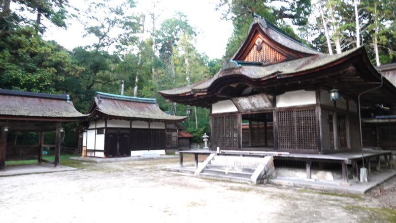 油日神社の境内