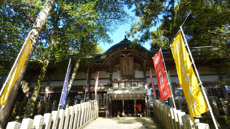 敢国神社（拝殿）