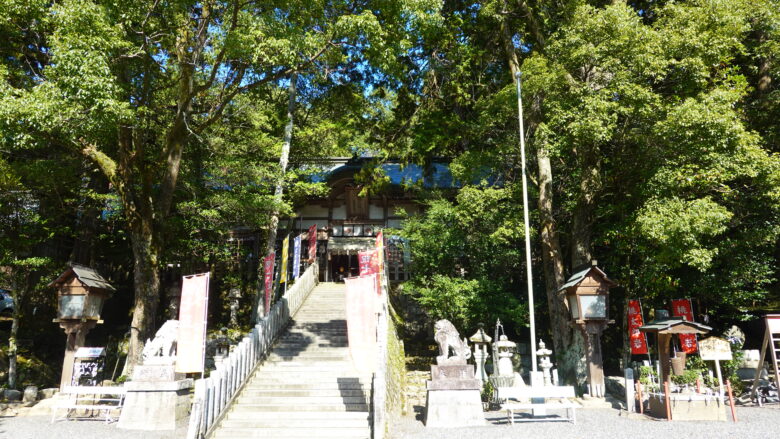 敢国神社の境内