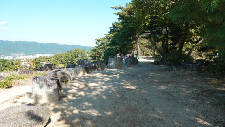 石垣の端には柵などがないので、気を付けること