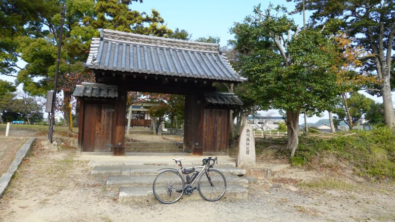 撫川城跡の入口前にある撫川地行所総門