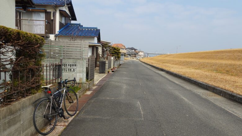 川沿いの道