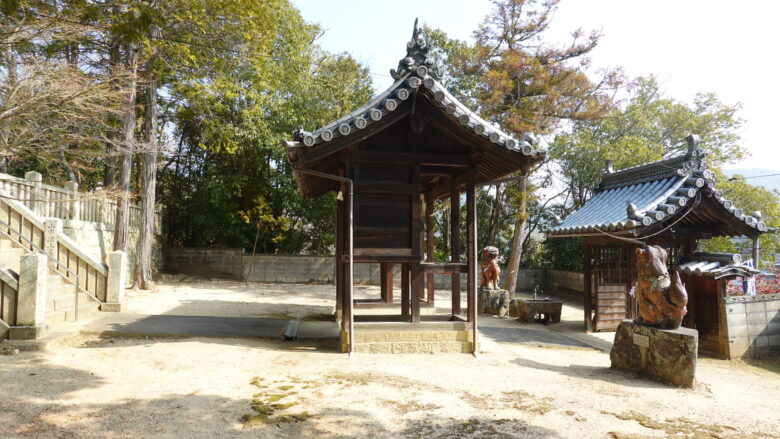 湯次神社の境内の風景