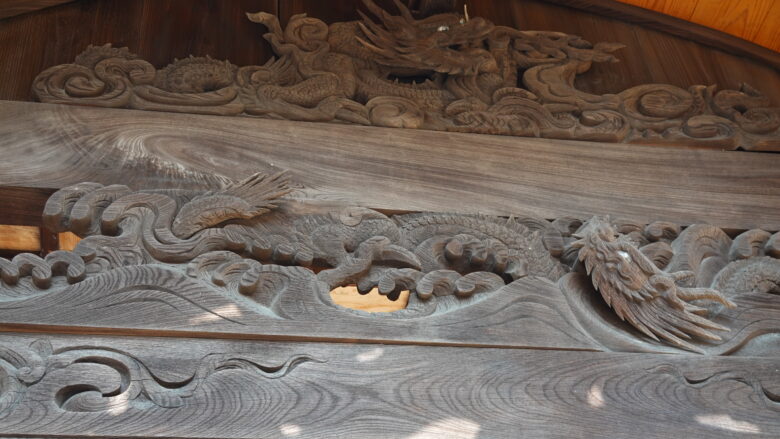 龍の彫物(拝殿にて)