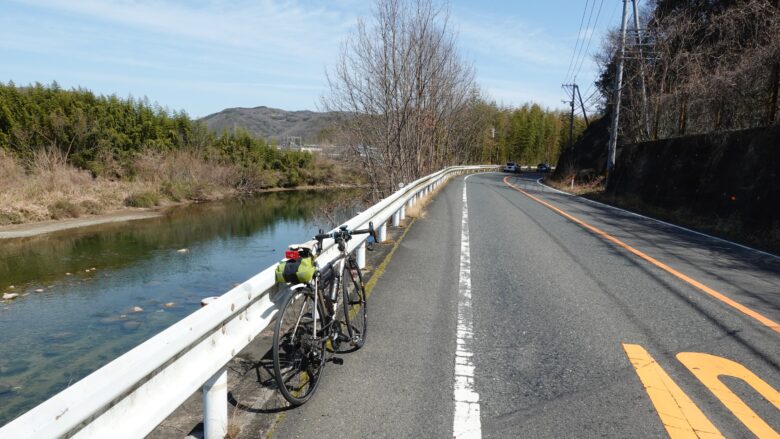 小田川沿いを自転車で走る