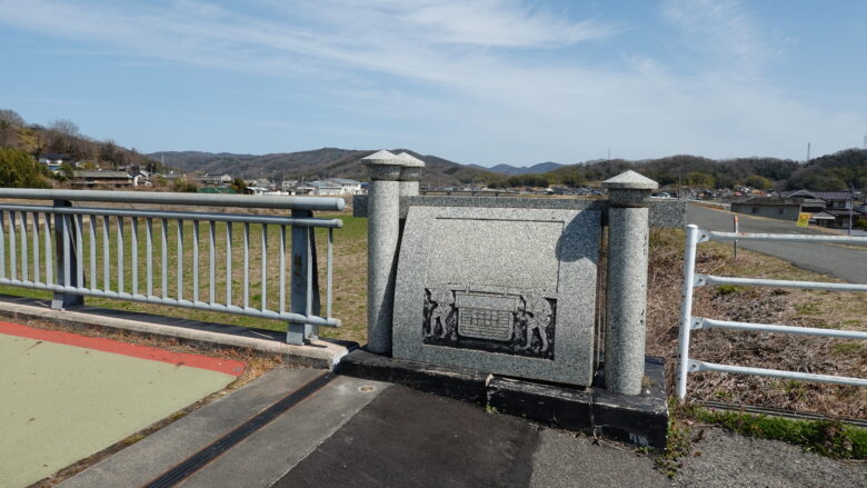 観音橋、欄干には籠の絵があるぞ