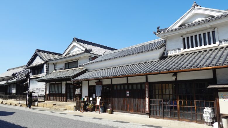 新聞の販売所(山陽新聞矢掛販売所)も町並みにマッチしている